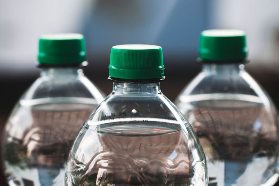 Condena por greenwashing en Francia a un fabricante de botellas de agua por usar expresiones como «100% reciclable»